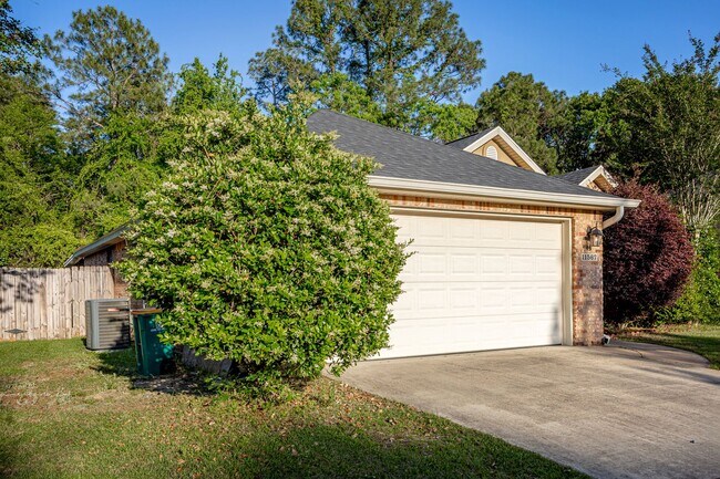 Building Photo - 3 bed 2 bath home with pool in Gulfport
