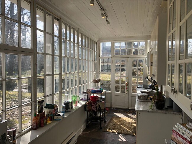 Foto del edificio - Updated 4 Bed / 2 Bath - Quiet Location, P...