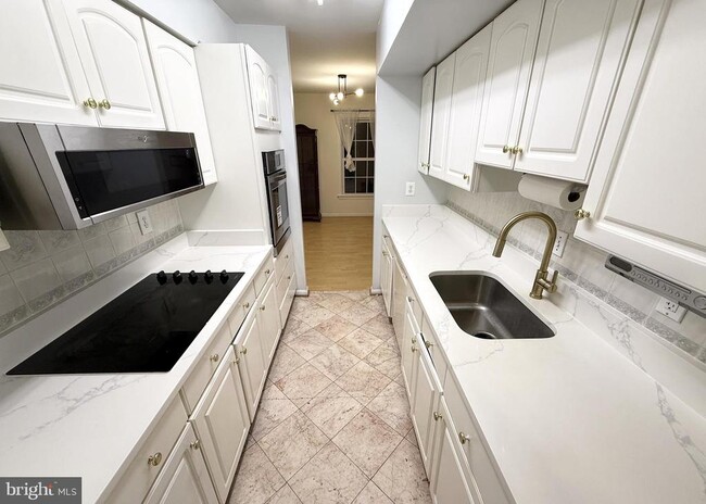 Building Photo - 4924 Van Walbeek Pl