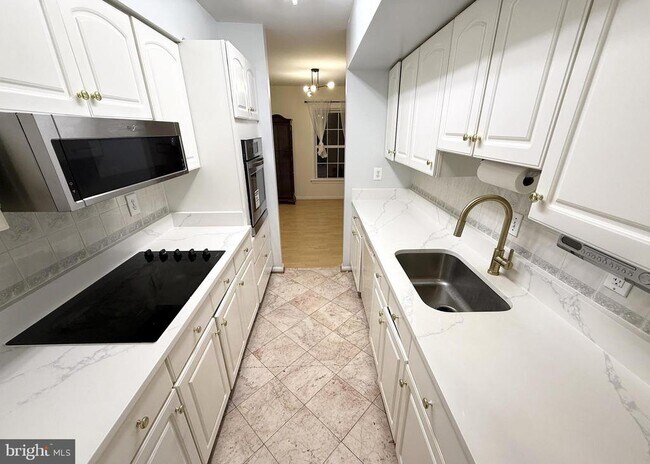 Foto del edificio - 4924 Van Walbeek Pl