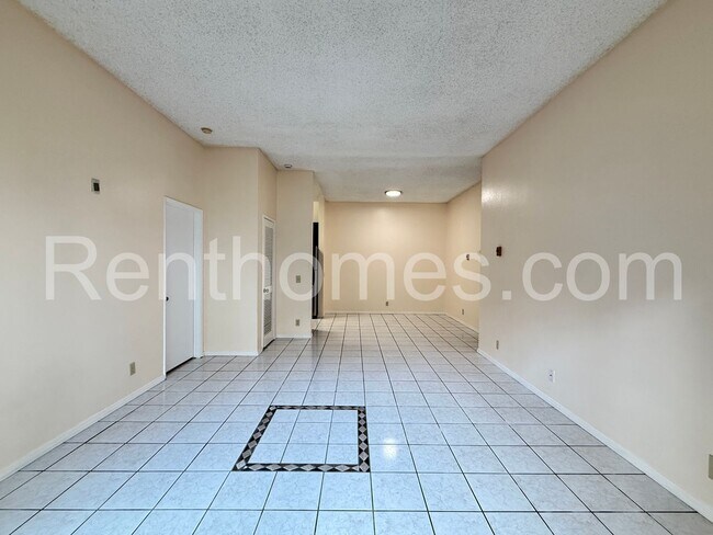 Foto del edificio - 8320 Regents Rd