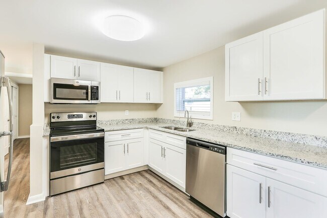 Foto del edificio - 1307 Pine Lake Rd