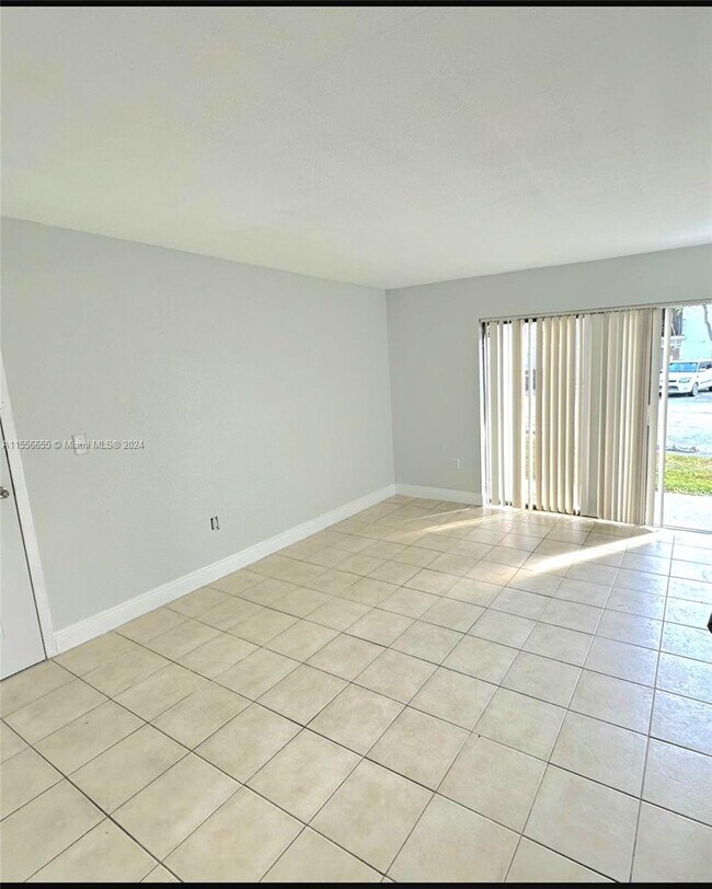 Foto del edificio - 7130 NW 179th St