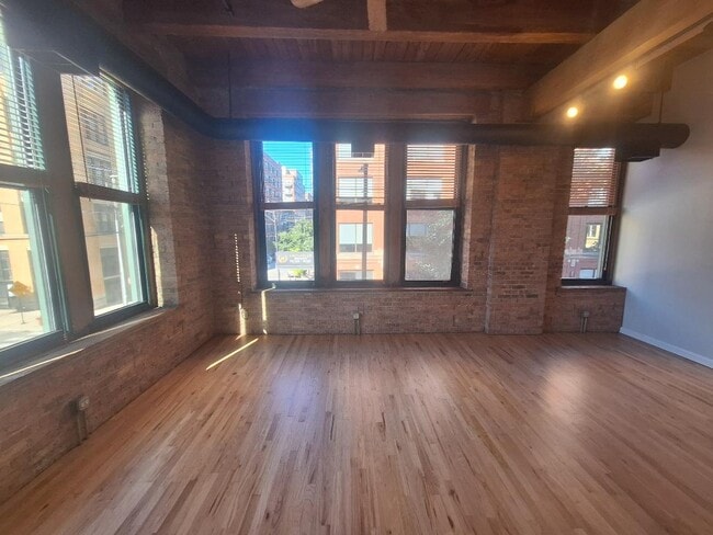 Building Photo - 331 S Peoria St