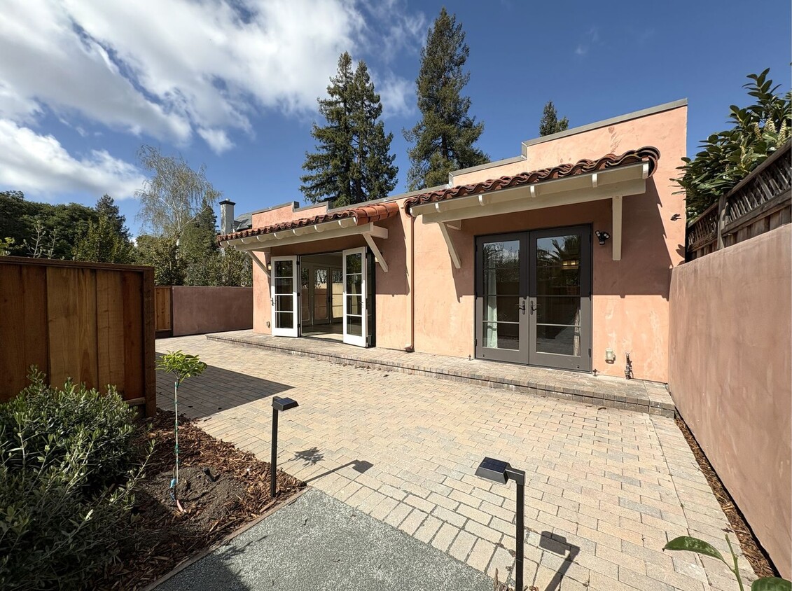 Primary Photo - Newly Remodeled Cottage in Crescent Park A...