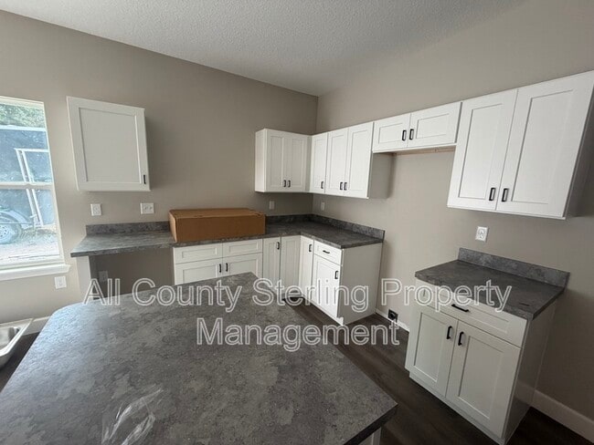 Building Photo - 1418 SE Magnolia Loop