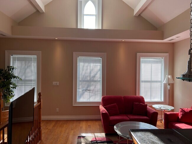 Photo du bâtiment - STUNNING ONE BEDROOM LOFT IN WOODFIELD