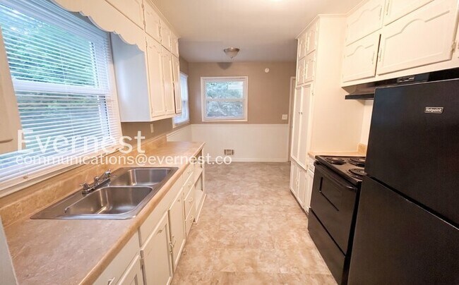 Building Photo - 3 Bed/2 Bath home with Garage / Pet-Friendly / Vouchers Accepted / Available Now!