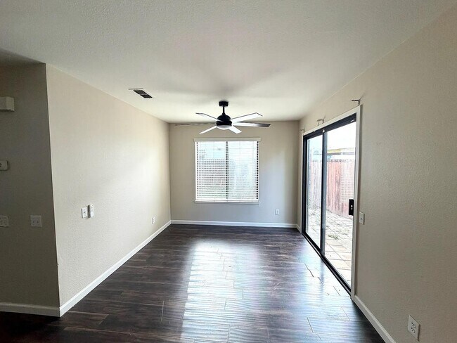 Foto del edificio - 661 Mockingbird Ln