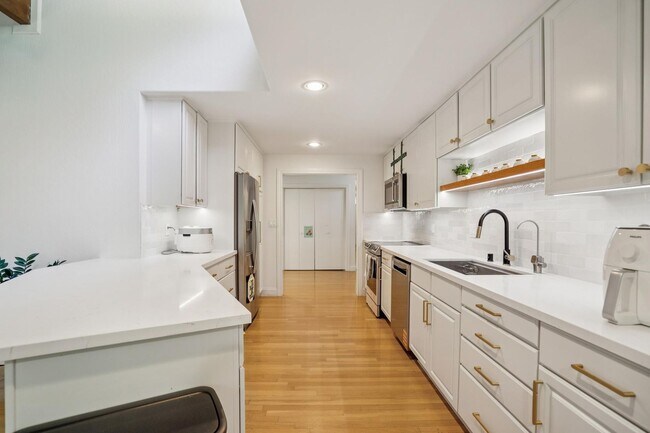 Foto del edificio - Bright & Updated 4BD Home with Detached Studio ADU first week of July!