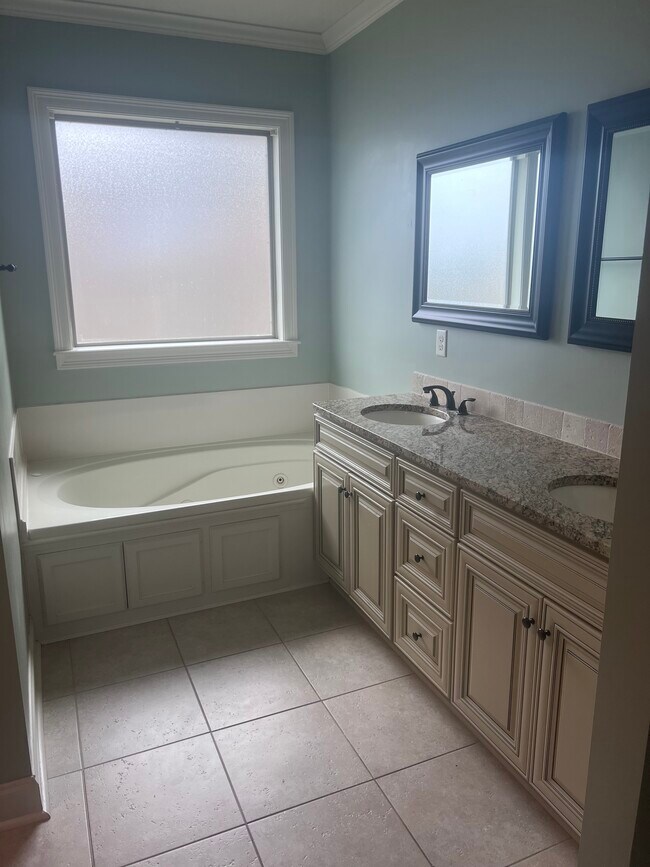 Building Photo - 205 Range Dr