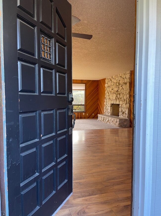 Entry view of Dining & Living Rm - 11923 Canyon Rd E
