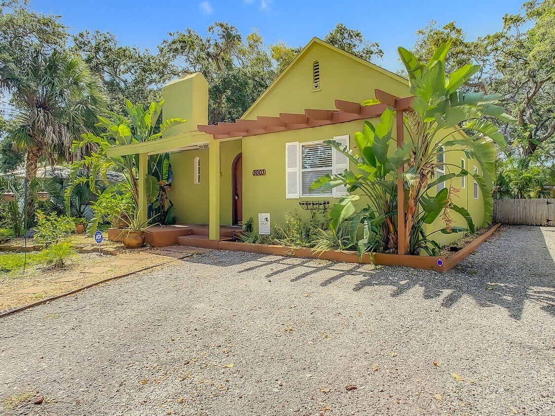 Charming Three bedroom one bath with huge backyard - Charming Three bedroom one bath with huge backyard