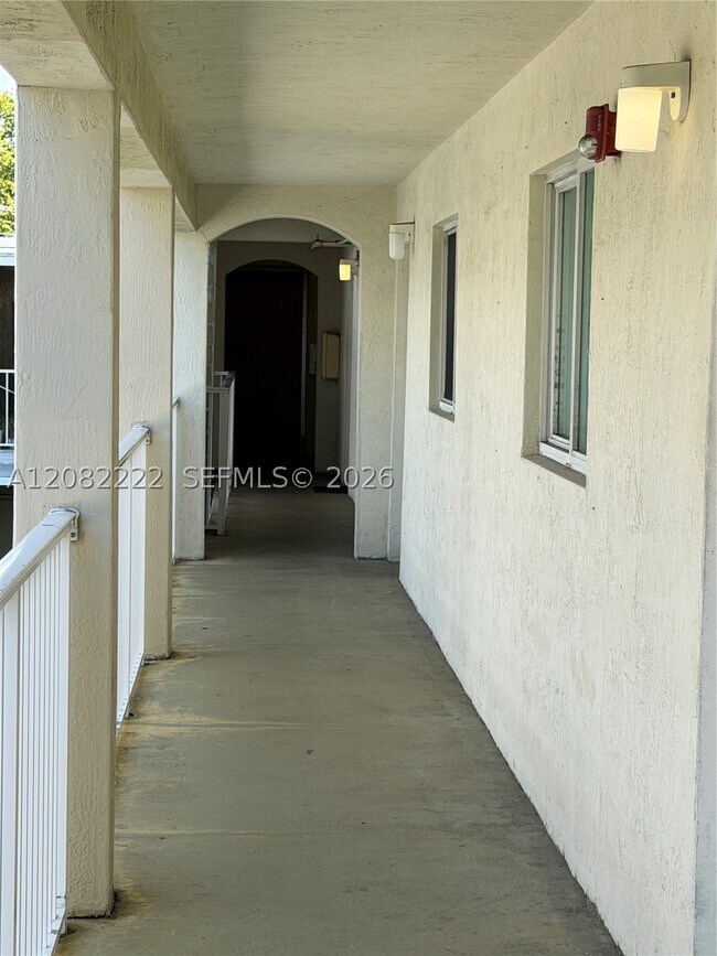 Foto del edificio - 695 SW 11th St