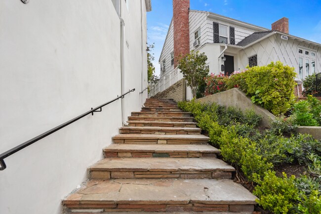 Foto del edificio - 1948 N Alexandria Ave