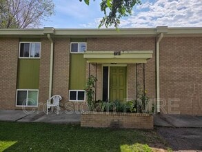 Building Photo - 1012 N Van Buren Ave