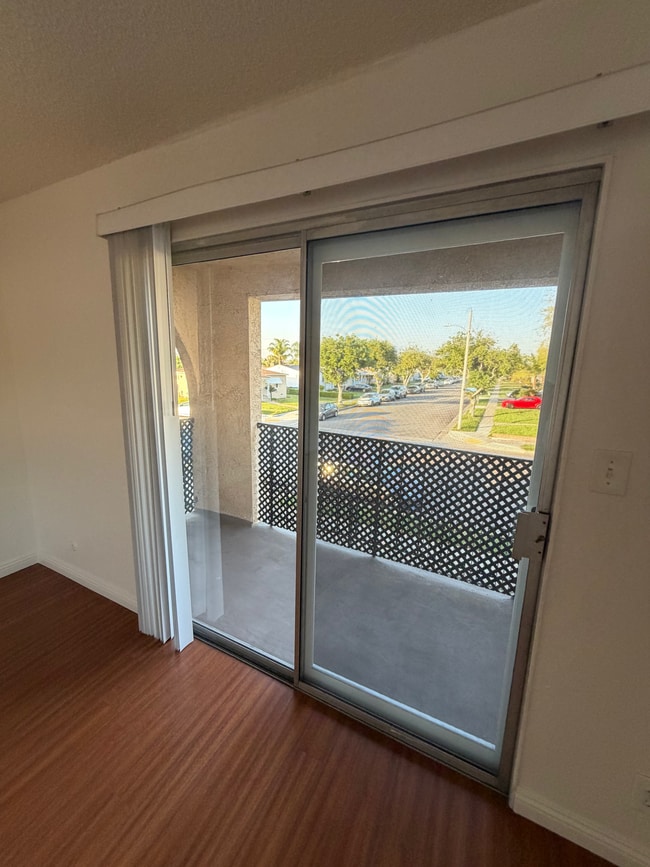 Building Photo - 525 Jacmar Dr