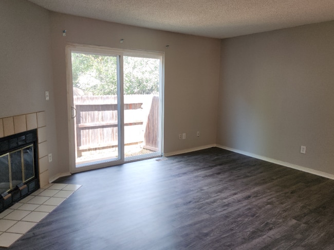 Foto del edificio - 2333 Lexington Village Ln