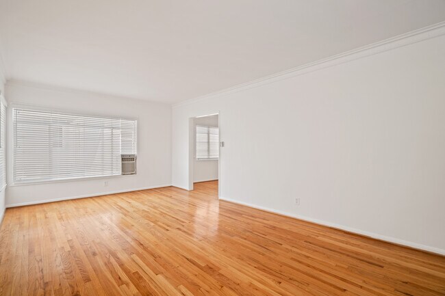Building Photo - 482 S Roxbury Dr