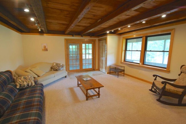 Foto del edificio - 17740 Pleasant Valley Rd.