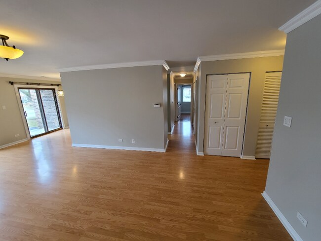 Building Photo - 725 W Huntington Commons Rd