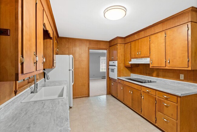 Building Photo - Charming & Convenient Brick Ranch