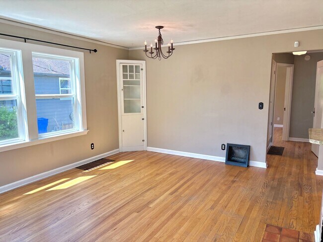 Foto del edificio - Spacious Montavilla Home on Corner Lot with Hardwoods, A/C, 1 Car Detached Garage, Finished Attic...