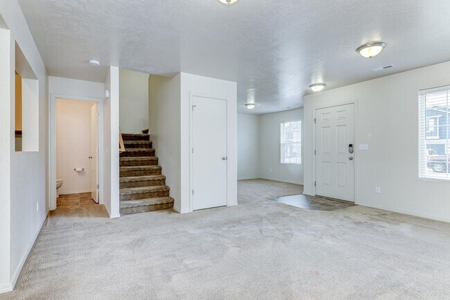 Foto del edificio - 4 Bedroom 2.5 Bath Two Story Home_Pet Friendly!