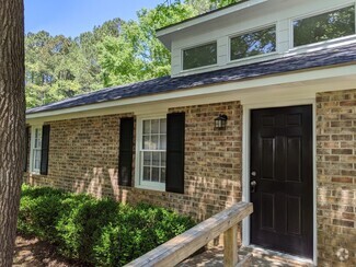 Building Photo - 661 Maplewood Ln
