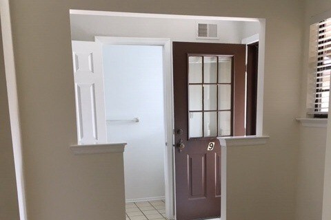 De la cocina a la puerta de entrada - 9 Gallo Ct