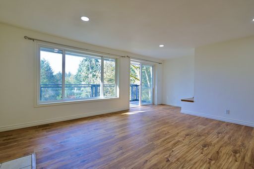Foto del edificio - Modern Remodeled 2BR Duplex with Garage in Prime Shoreline Location