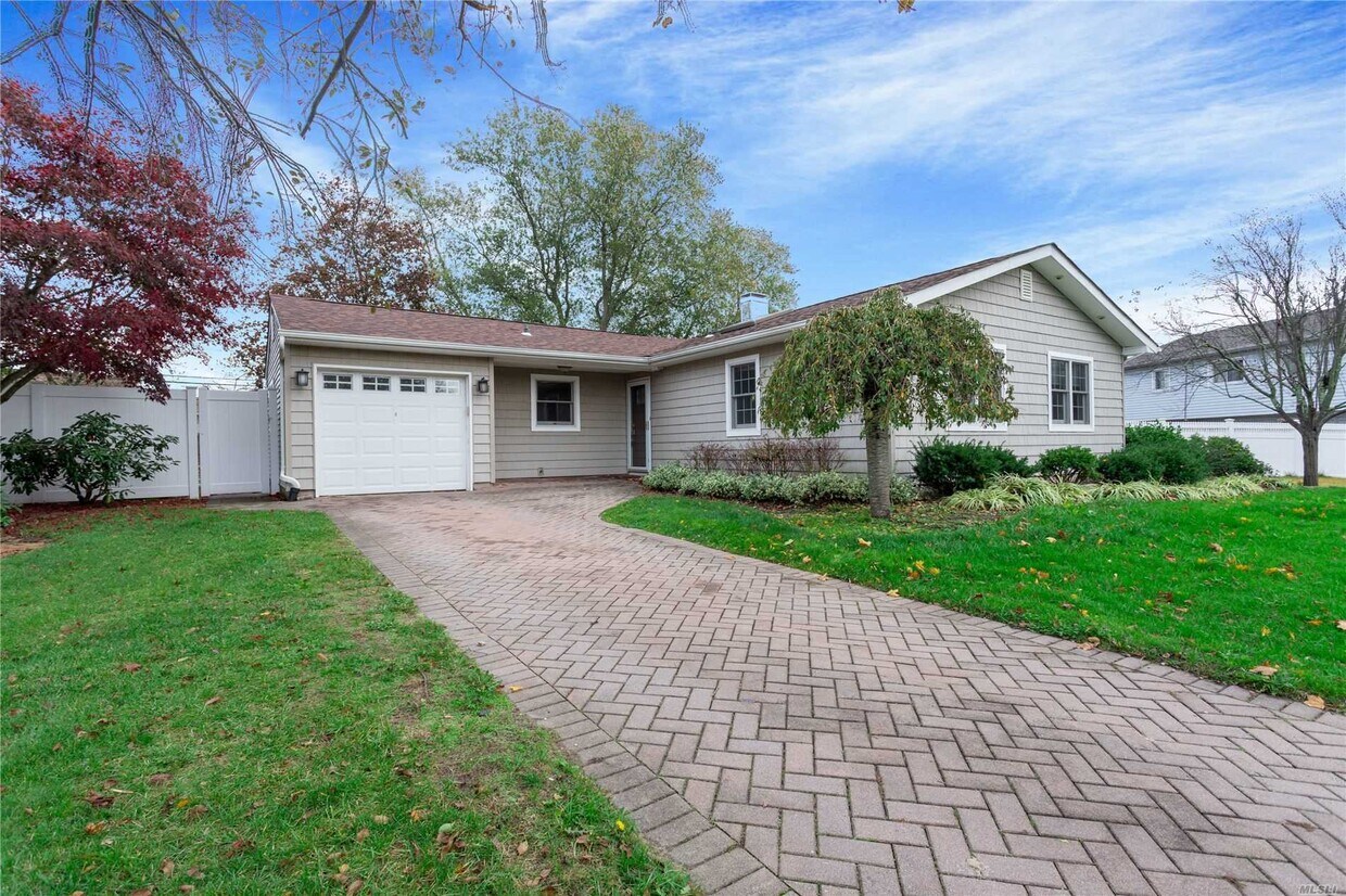 54 Spiral Rd, Holtsville, NY 11742 House Rental in Holtsville, NY