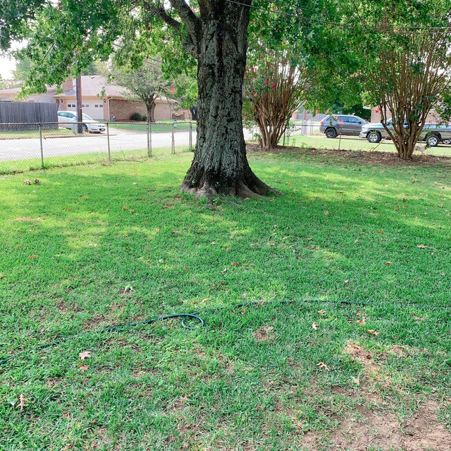 Building Photo - 2490 Briarwood Dr