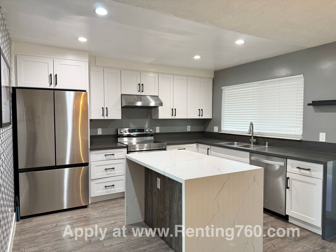 Primary Photo - Modern & Updated Home With Solar!