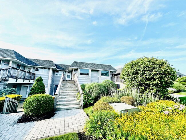Building Photo - 806 Bluffs Dr N