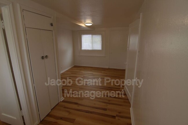 Building Photo - 4719 Yellowstone Ave