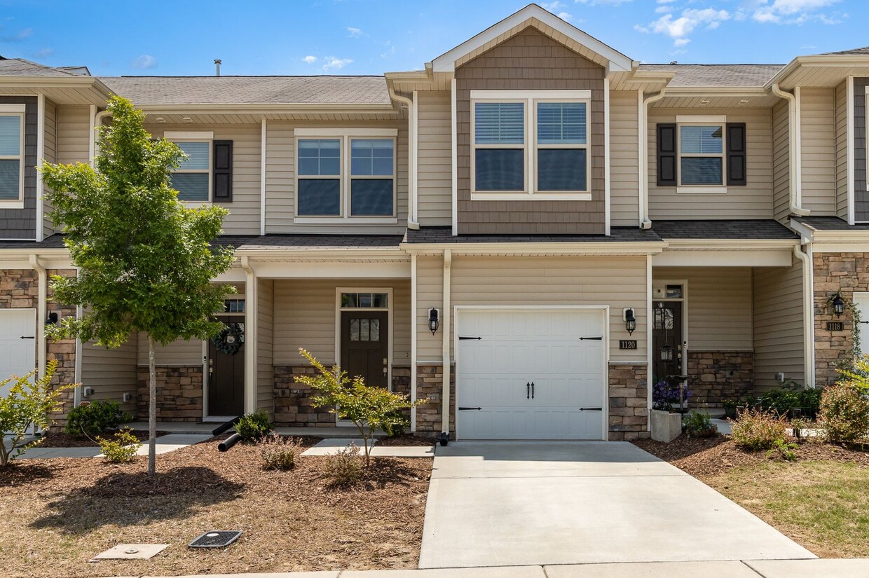 Foto principal - Beautiful 3 Bedroom 1 Car-Garage Townhome ...
