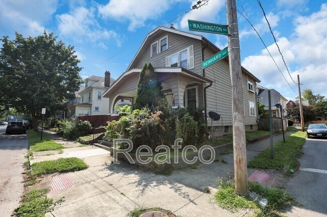 Building Photo - 463 Reinhard Ave