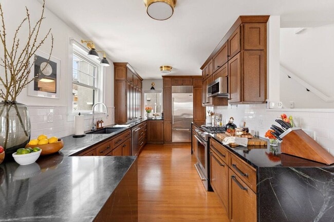 Building Photo - Fully Furnished Luxury Home – Just 3 Block...