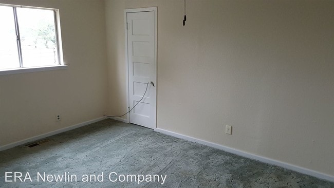 Building Photo - 3300 Lake Dr