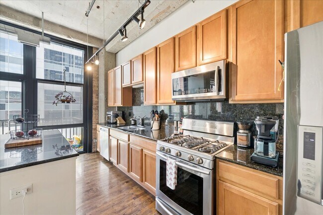 Building Photo - 210 S Desplaines St