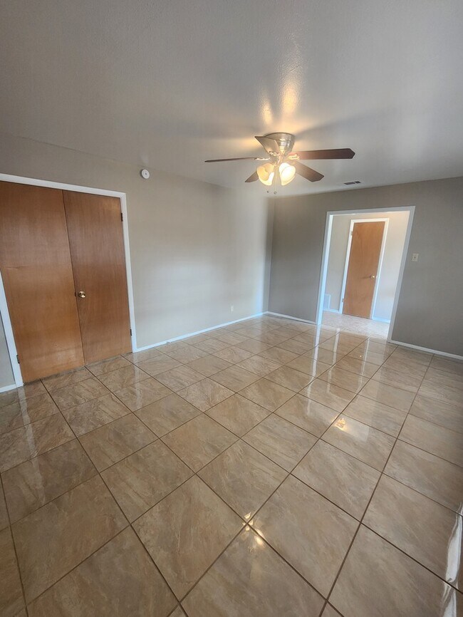 Foto del edificio - 3 bed 2 bath home, 2 car garage
