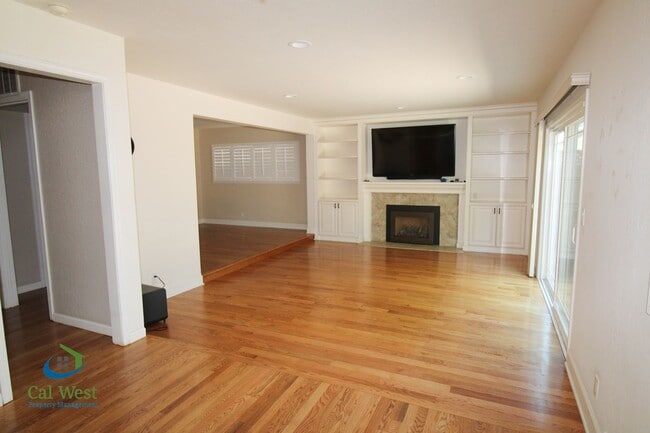 Building Photo - $5495 - Beautiful 4/3 Vista Park neighborhood home near Gunderson H.S.