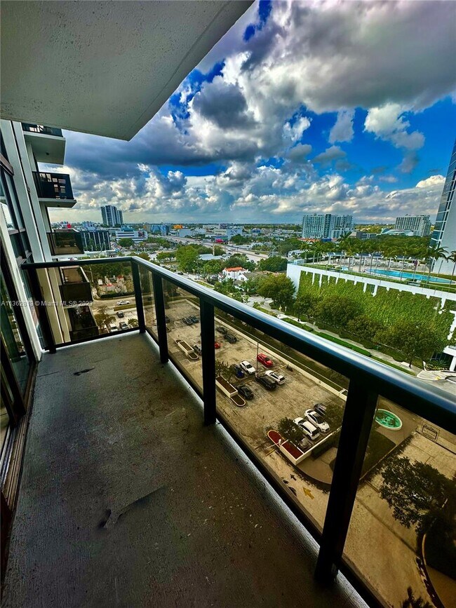 Foto del edificio - 600 NE 36th St