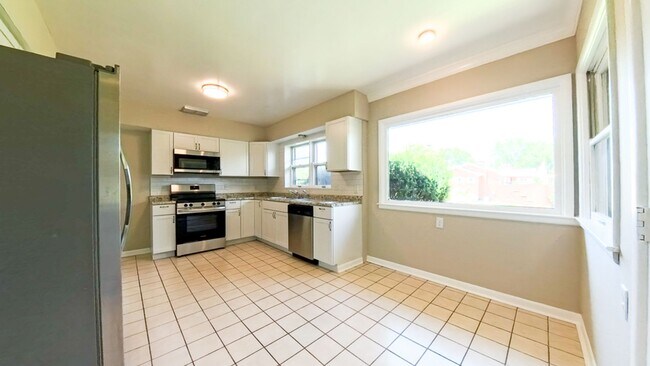 Foto del edificio - Spacious 3 Bedroom 1.5 Bath Home- Located ...