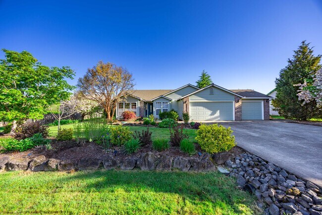 Foto del edificio - One Level Home - Three Bedroom + Bonus with AC / Beautiful Yard!