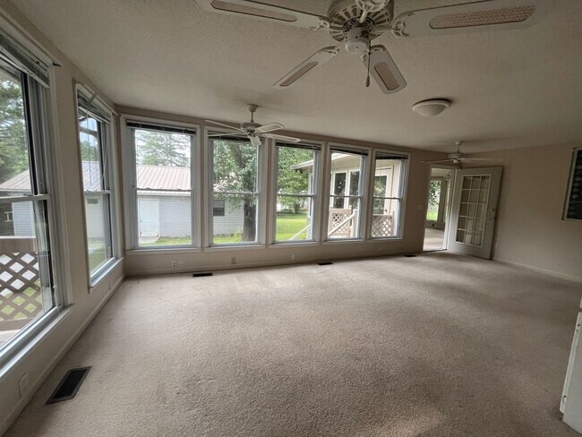 Foto del edificio - 3 Bedrooms, 2 Bathrooms with bonus room/su...