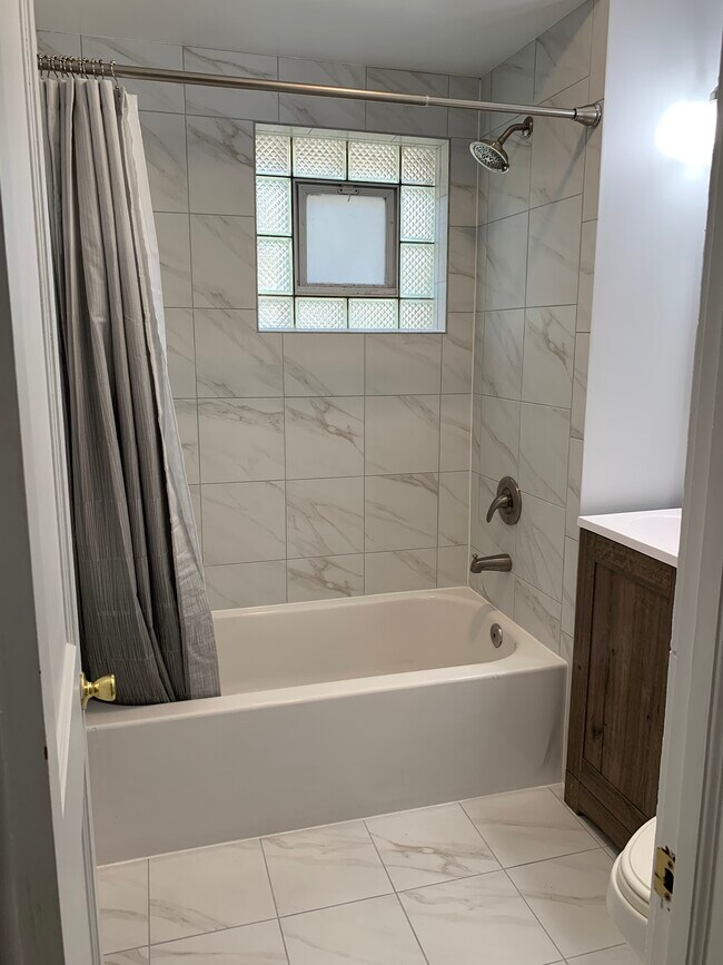 Bathroom - 1513 W School St