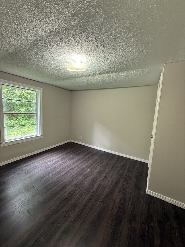 Building Photo - 531 W Lake Dr
