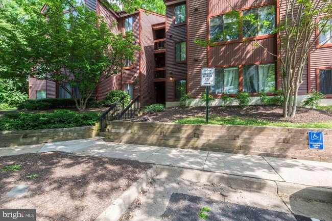 Entrance to building - 2802 Lee Oaks Pl